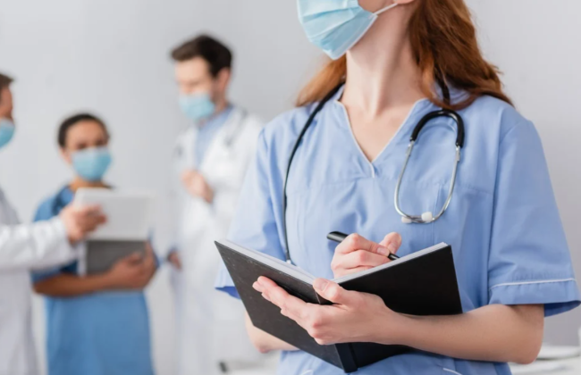 Можно ли привлекать к ночным дежурствам сотрудницу, досрочно вышедшую из отпуска по уходу за ребенком — разъяснение