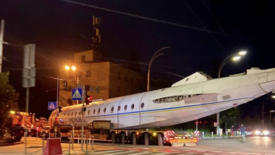 Легендарний літак Ту-134А-3 «Україна» проїхав нічним Києвом – фото