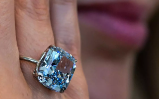 На аукционе Sotheby's продали крупный редкий голубой бриллиант за $21,5 миллиона
