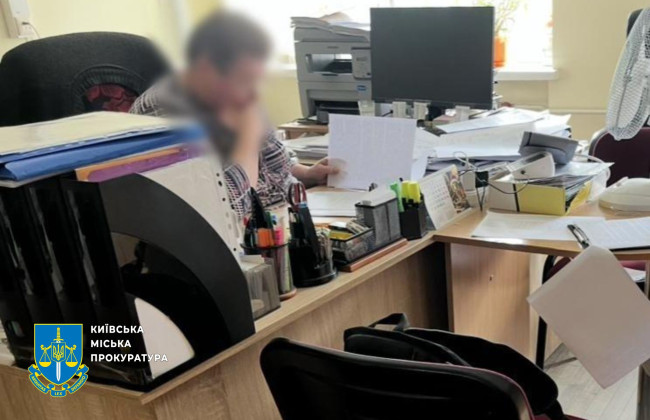 Бухгалтерку з Подільської РДА підозрюють у збитках на 150 тисяч на одноразовому посуді для шкільних укриттів