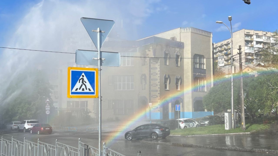 В Киеве объяснили, почему бьют «фонтаны» на местах прорыва на теплосетях