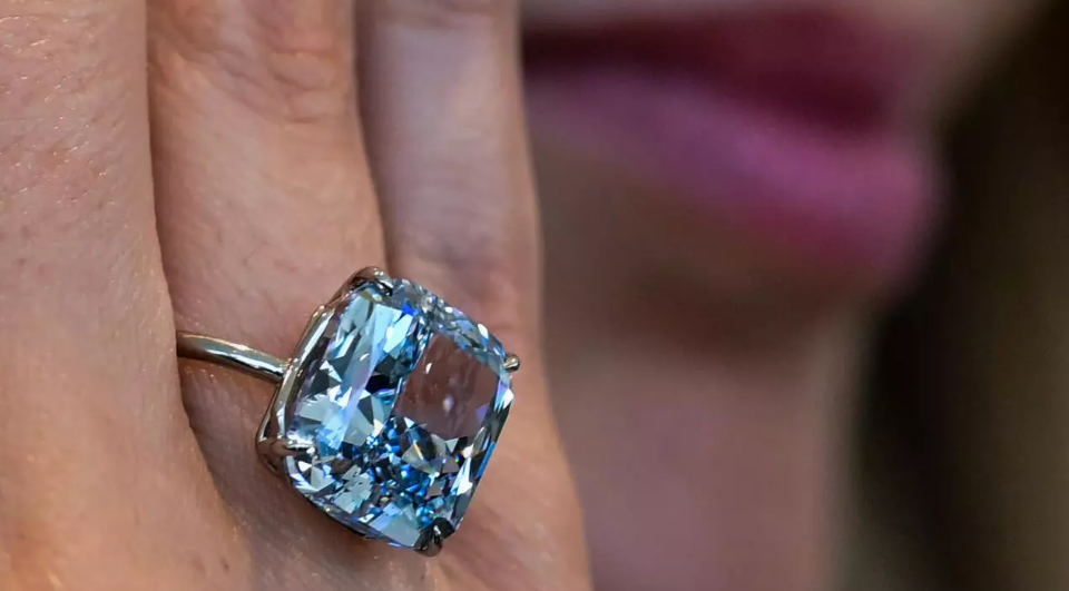 На аукционе Sotheby's продали крупный редкий голубой бриллиант за $21,5 миллиона