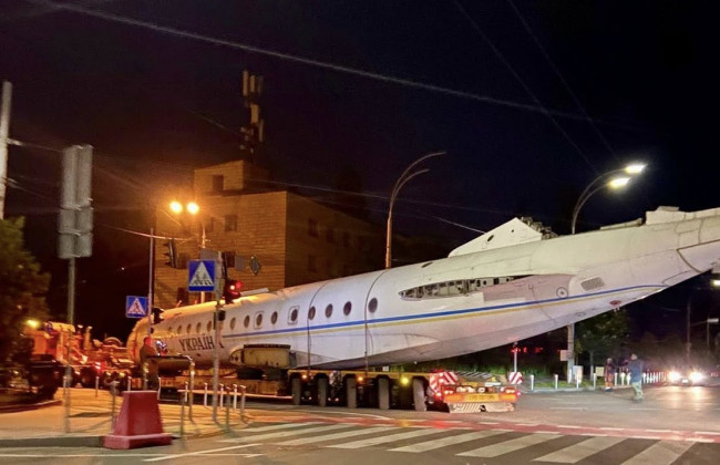 Легендарный самолет Ту-134А-3 «Украина» проехал по ночному Киеву – фото