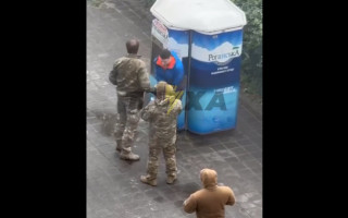 Мэр Харькова сообщил, что мужчина, которого избили служащие ТЦК – учитель истории с бронированием