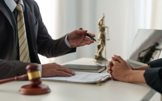 Суд розірвав спадковий договір, укладений між позивачкою та її дочкою, яка проживає в РФ