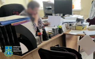 Бухгалтершу из Подольской РГА подозревают в убытках на 150 тысяч на одноразовой посуде для школьных укрытий