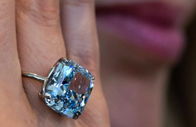 На аукционе Sotheby's продали крупный редкий голубой бриллиант за $21,5 миллиона
