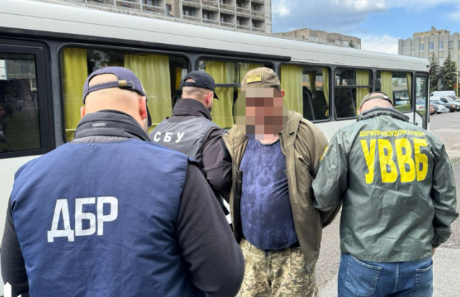 На Закарпатье задержали правоохранителя, который за деньги помогал уклонистам пересекать границу