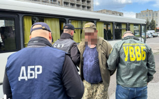 На Закарпатье задержали правоохранителя, который за деньги помогал уклонистам пересекать границу