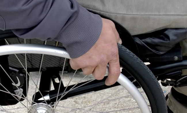 Можно ли отправить работника с инвалидностью в командировку — ответ Гоструда