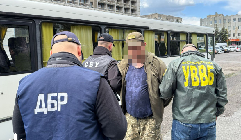 На Закарпатье задержали правоохранителя, который за деньги помогал уклонистам пересекать границу