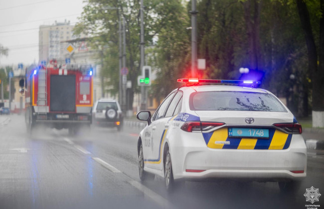 Как наказывают водителей, которые игнорируют сирены спецтранспорта на дорогах – объяснили в полиции