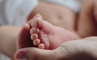 В США акушерка судится со штатом Небраска из-за запрета помогать женщинам рожать дома