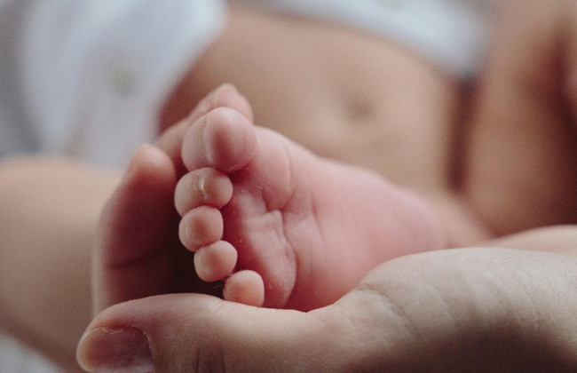 В США акушерка судится со штатом Небраска из-за запрета помогать женщинам рожать дома