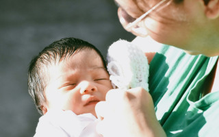 Япония сделает роды бесплатными, чтобы остановить падение рождаемости