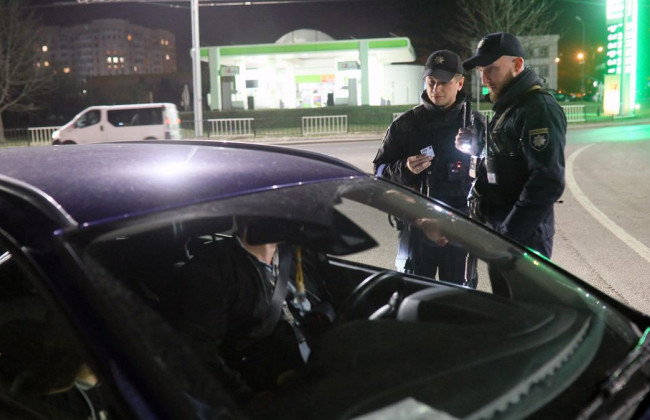 В Житомирской области судили нетрезвого водителя, который нарушил ПДД и пытался дать полицейским 300 долларов взятки