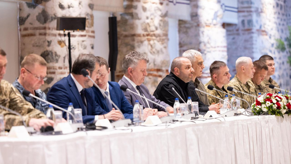 Українська делегація на переговорах спілкується із російською через перекладача – ЗМІ