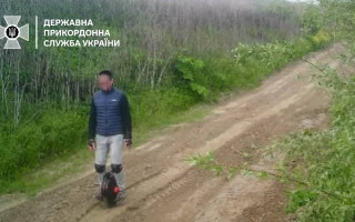 На Закарпатье мужчина пытался пересечь границу со Словакией на моноколесе, видео