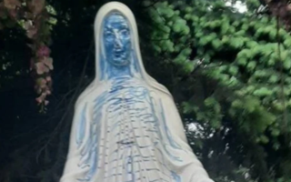 У Львові чоловік розмалював скульптуру Божої Матері