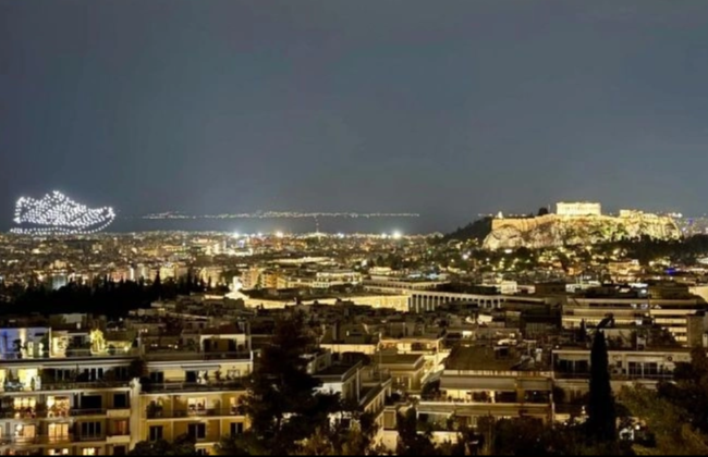 «Как будто кроссовок толкает Акрополь»: Греция судится с Adidas из-за рекламного шоу дронов в Афинах