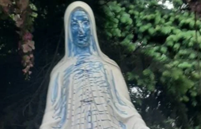 Во Львове мужчина разрисовал скульптуру Богородицы