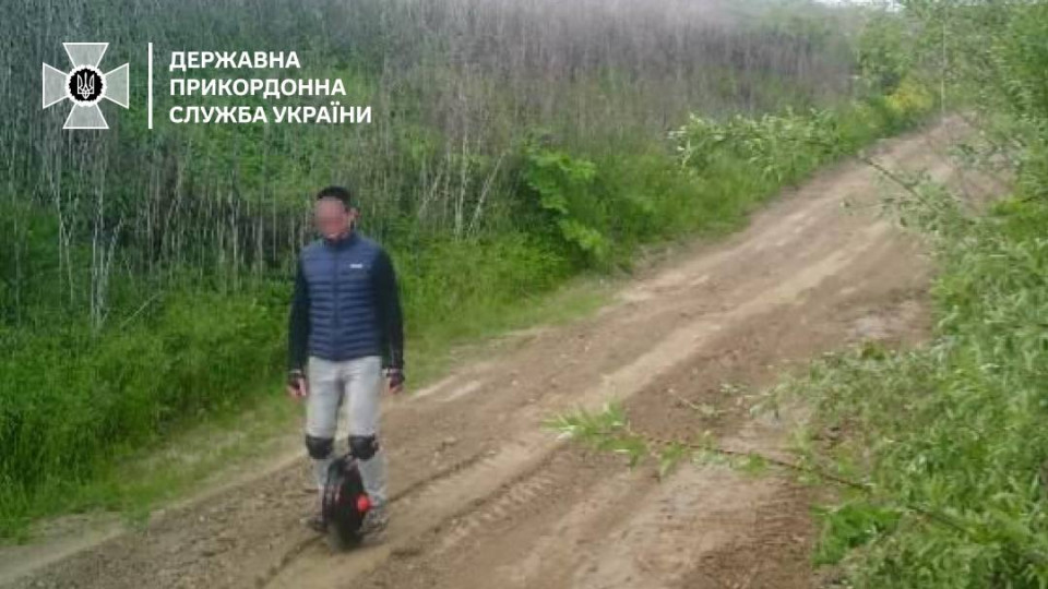 На Закарпатті чоловік намагався перетнути кордон зі Словаччиною на моноколесі, відео