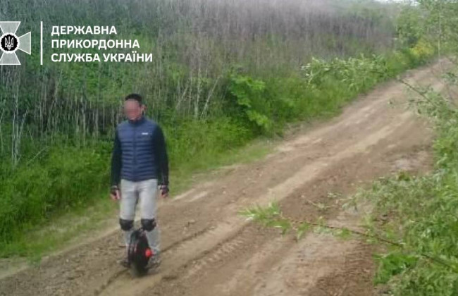 На Закарпатье мужчина пытался пересечь границу со Словакией на моноколесе, видео