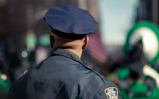 У США поліцейський подав до суду на міську владу через вимогу розповісти про хвороби родичів — наголошує на дискримінації