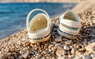 Компанія Crocs відповідає в суді: чи справді її взуття зменшується на сонці