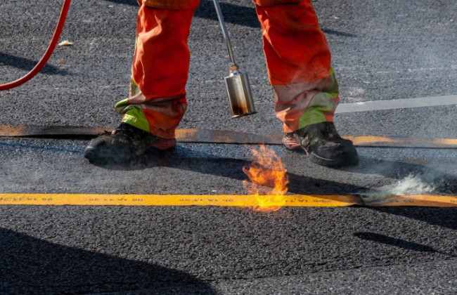 В Киеве разворовали 160 тыс грн во время ремонта асфальта во дворах