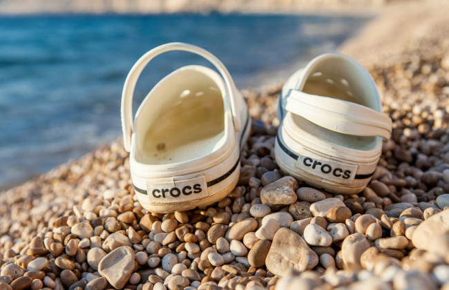 Компания Crocs отвечает в суде: действительно ли ее обувь уменьшается на солнце