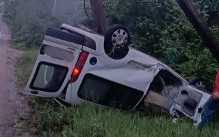 На Киевщине водитель легковушки не успел затормозить и врезался в электроопору