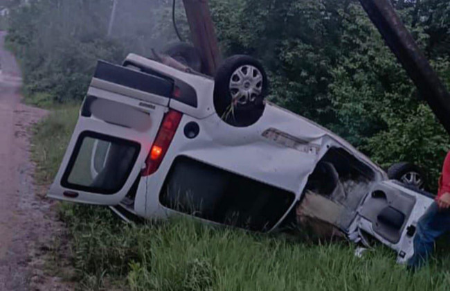 На Киевщине водитель легковушки не успел затормозить и врезался в электроопору