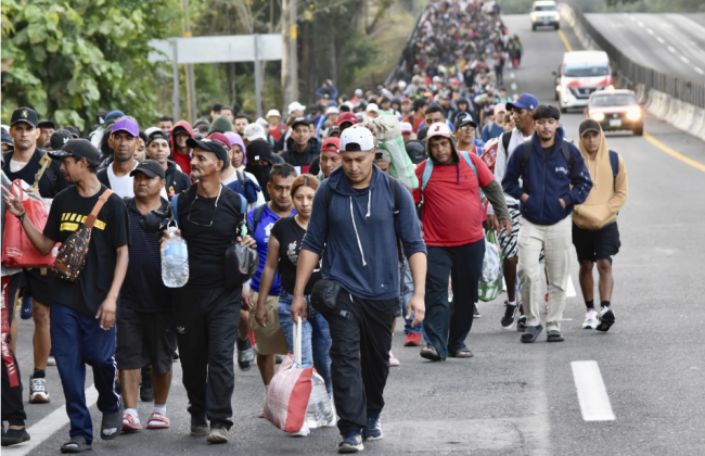США впервые профинансировали добровольную депортацию мигрантов обратно в Гондурас и Колумбию
