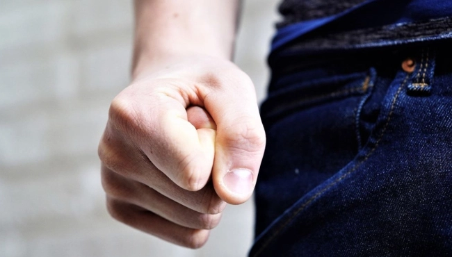 На Житомирщині двоє молодиків знущалися з людей, били та знімали це на відео