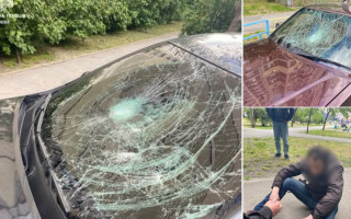 У Києві затримали чоловіка, який трощив припарковані авто