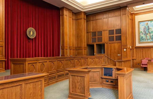 Суд — один, зарплаты разные: переводчики судов Нью-Йорка требуют равной оплаты труда