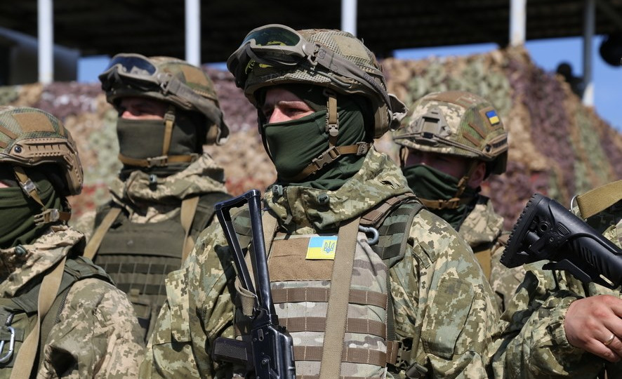 В Україні планують посилити соцзахист строковиків та їхніх родин: Кабмін схвалив законопроект