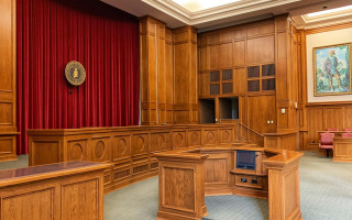 Суд — один, зарплати різні: перекладачі судів Нью-Йорка вимагають рівної оплати праці