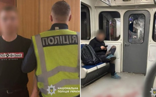 В Киеве сообщили о подозрении мужчине, который разбил стекло в вагоне метрополитена