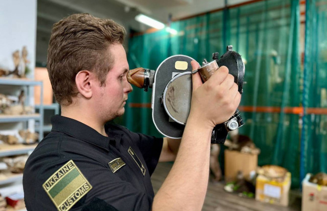 Киевские таможенники обнаружили в посылке в Чехию раритетную кинокамеру – фото