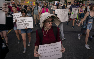 Суд в США отменил отпуска в связи с абортами работницам