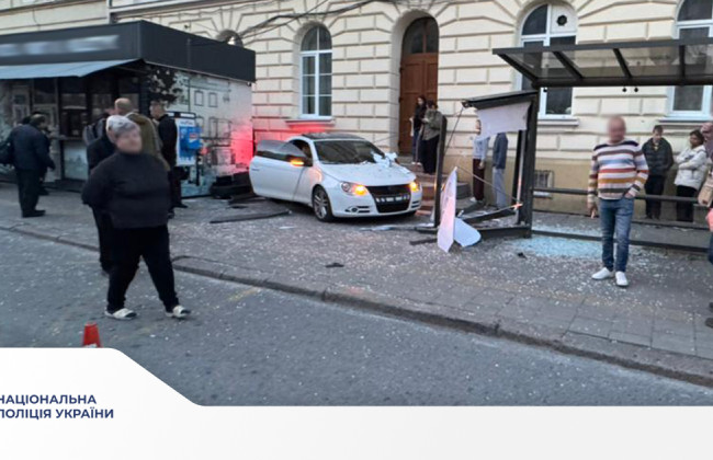 Во Львове автомобиль выехал на остановку общественного транспорта, где сбил женщину