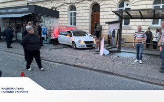 Во Львове автомобиль выехал на остановку общественного транспорта, где сбил женщину