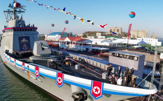 Новий есмінець КНДР невдало спустили на воду на очах у Кім Чен Ина