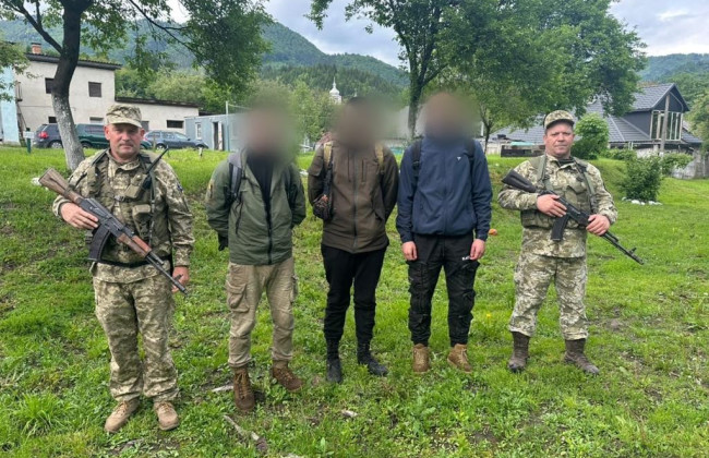 В высокогорье Карпат с помощью дрона отыскали трех мокрых, замерзших и голодных мужчин