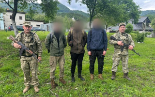 В высокогорье Карпат с помощью дрона отыскали трех мокрых, замерзших и голодных мужчин
