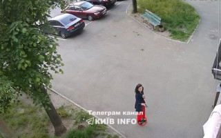 В Днепровском районе женщина устроила стрельбу возле подъезда – видео