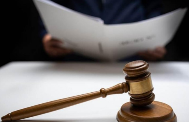 Мужчина хотел проучить жену за открытую дверь дома и сымитировал кражу денег — как его наказали