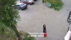 В Днепровском районе женщина устроила стрельбу возле подъезда – видео